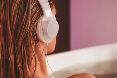 Frau hört entspannt und hört Musik