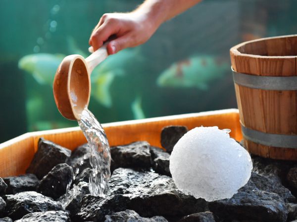 Saunaaufguss in der Koi-Sauna